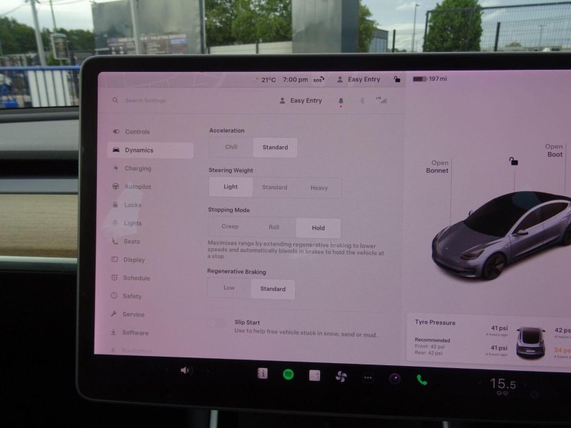 TESLA MODEL 3